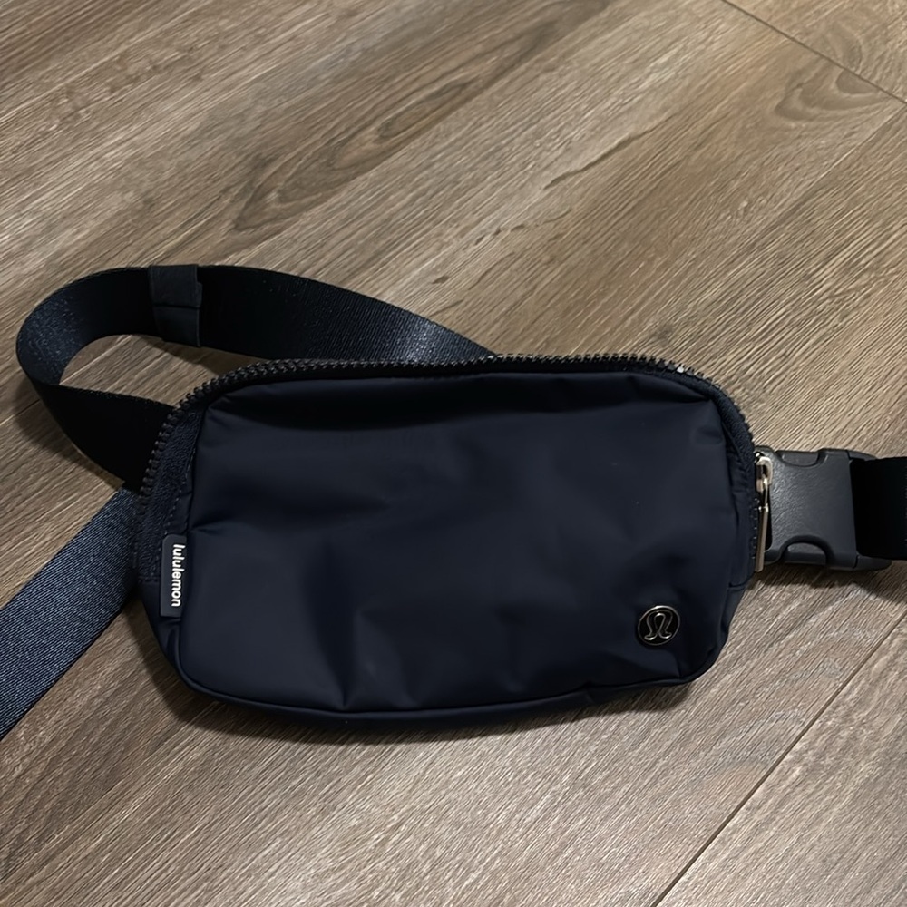 Lululemon Everywhere Belt Bag in True Navy 1L - Picture 2 of 5